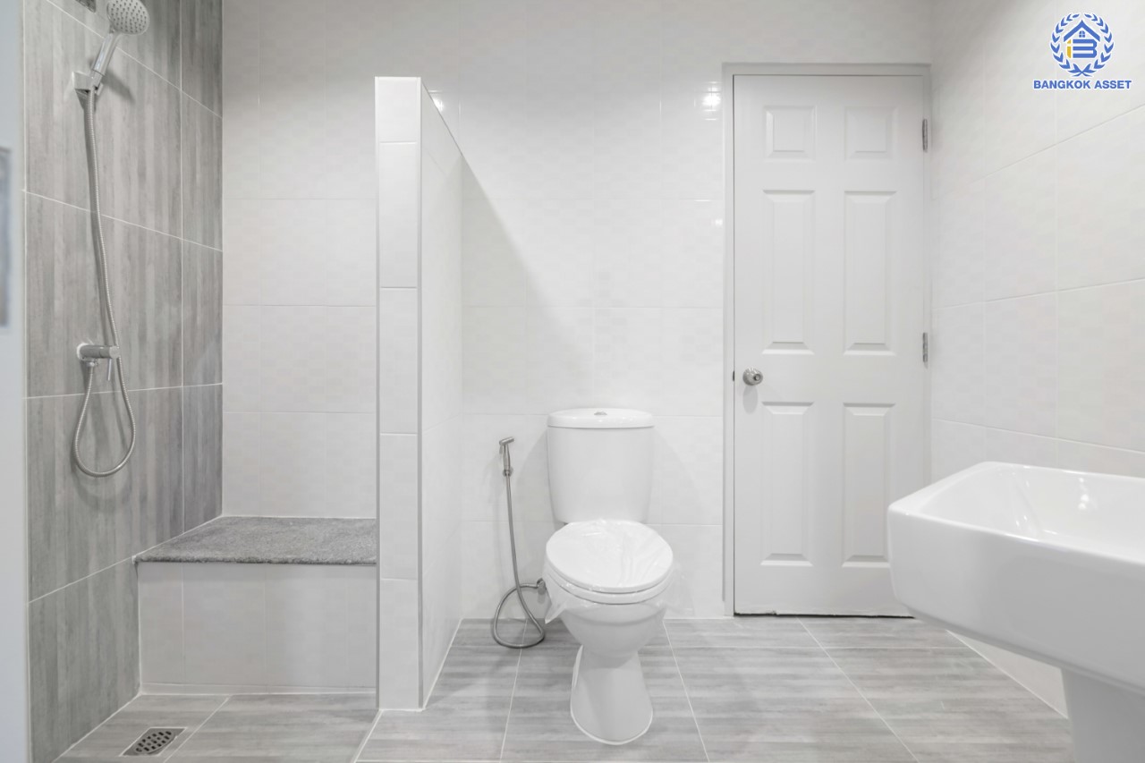 บ้านมือสองตกแต่งใหม่ แบรนด์ L&H ม.พฤกษ์ลดา ติวานนท์-ราชพฤกษ์ เนื้อที่ 51.9 ตร.ว. ฟังก์ชัน 3 ห้องนอน 2 ห้องน้ำ จอดรถได้ 2 คัน บนทำเลติดถนน 345 เชื่อมต่อหลายเส้นทาง ใกล้ทางด่วน "ศรีสมาน"